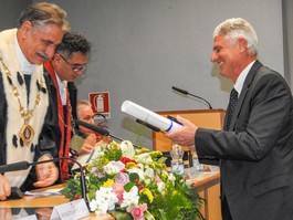 Il Prof. Vitti riceve l'Ordine del Cherubino dall'Università di Pisa